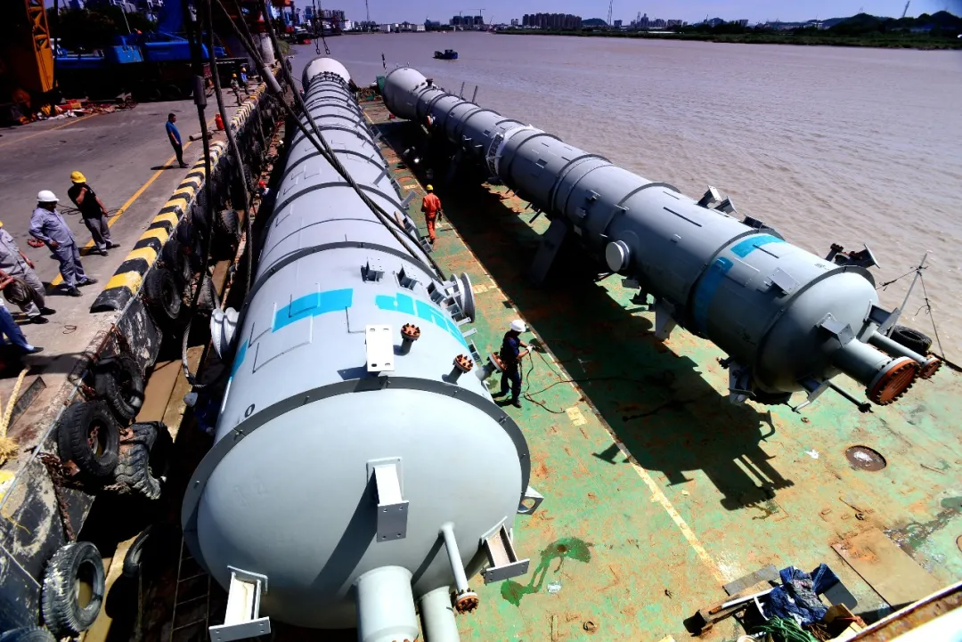 寧波工程公司交付俄羅斯AGCC項(xiàng)目四臺(tái)塔器