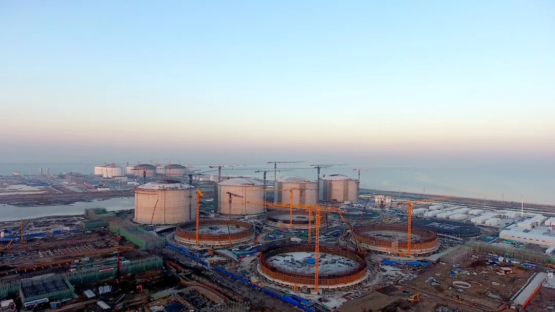 寰球北京公司天津南港LNG項目首臺薄膜罐防潮層完工