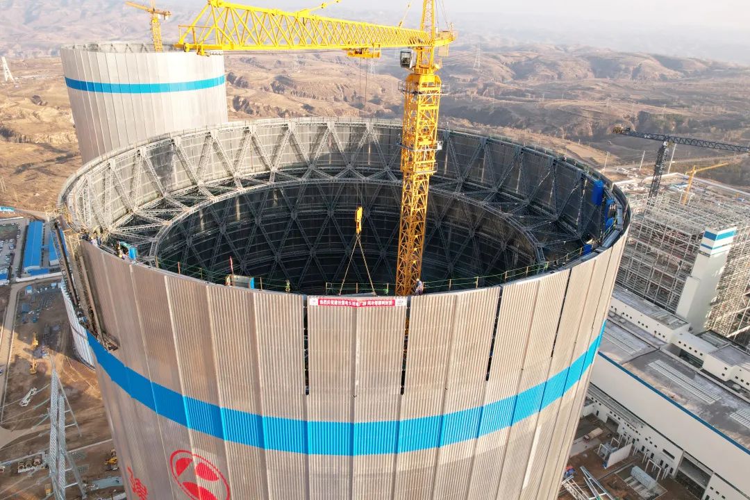 中化三建公司承建的國電建投內(nèi)蒙古長灘電廠2×66萬千瓦機組2#間冷塔實現(xiàn)封頂