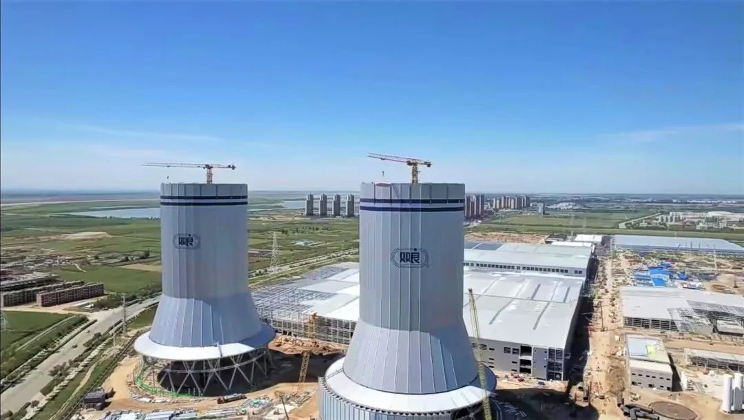 中化三建公司承建的雙良晶硅新材料(包頭）有限公司50GW擴建項目兩座干濕聯合自然通風鋼結構冷卻塔勝利封頂