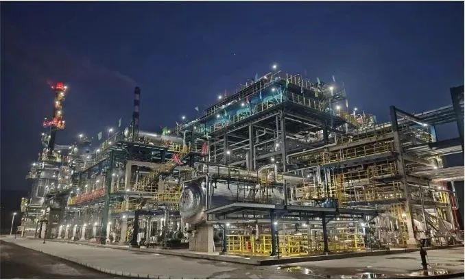 昆侖工程承建的撫順石化80萬噸/年溶劑脫瀝青裝置當年建成投產