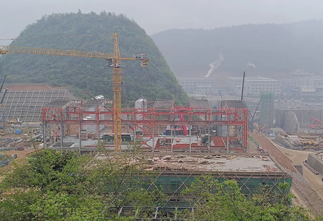 中化三建公司承建的貴州騏信煤炭深加工及綜合利用一體化項目主廠房實現(xiàn)封頂