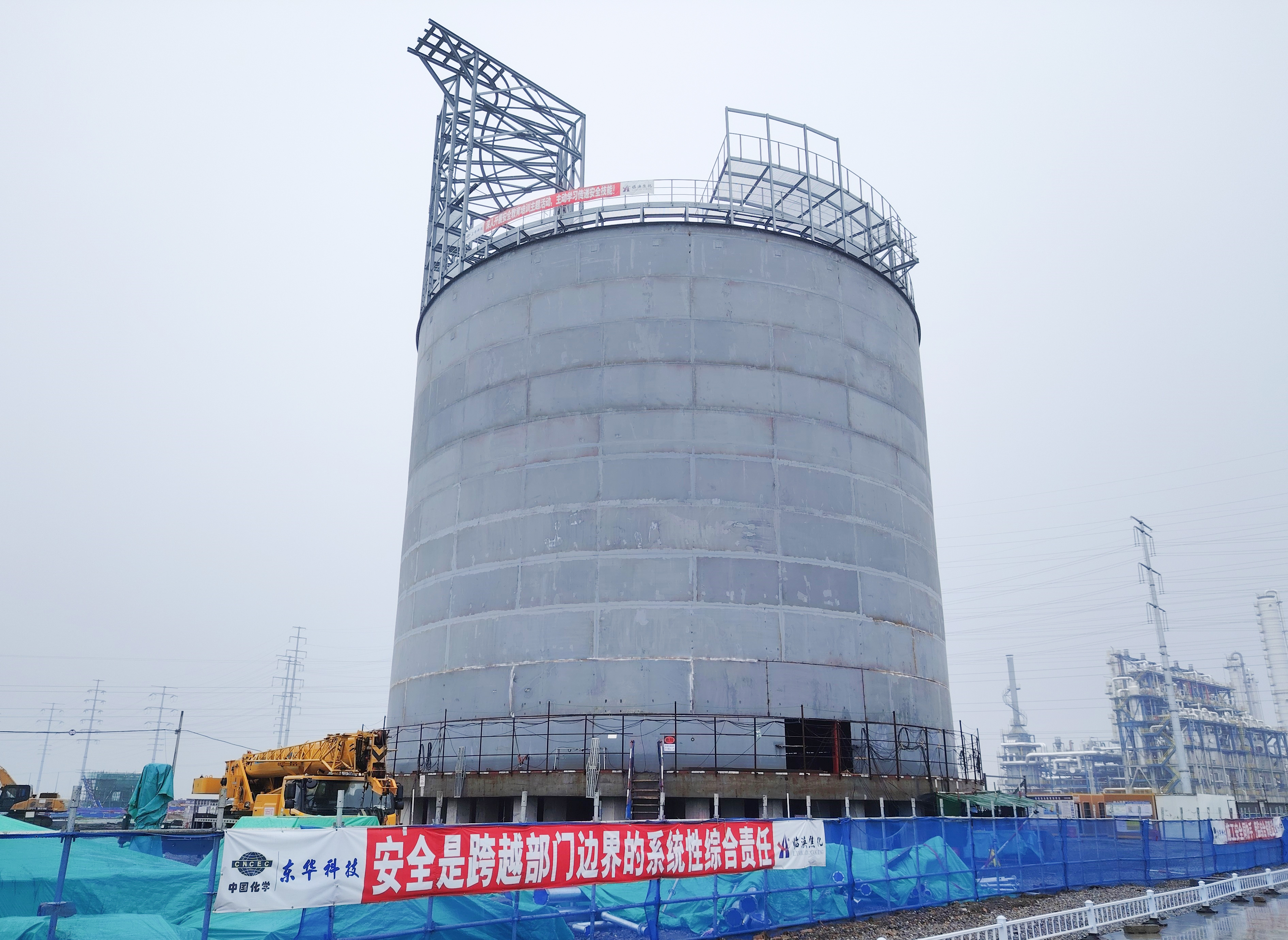 東華科技總承包的臨渙焦化分質利用項目LNG儲罐外罐平穩落地