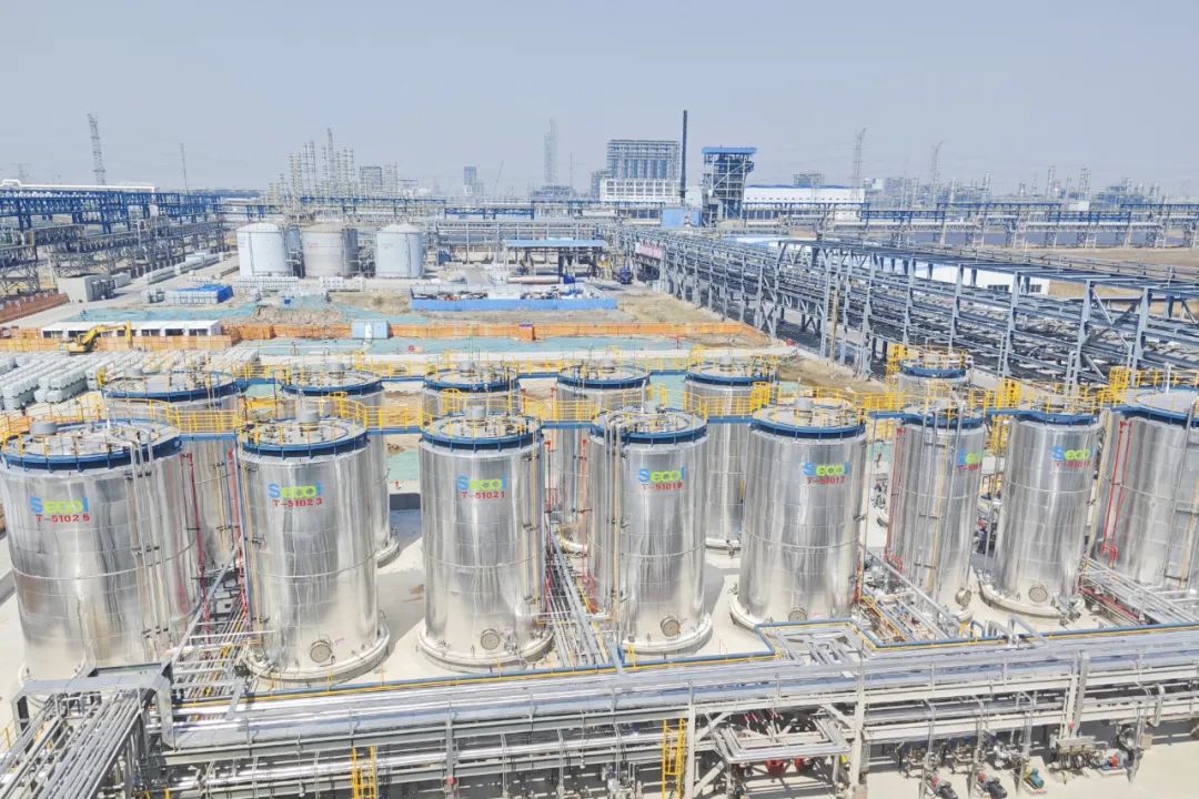 國內(nèi)首套萬噸級脂肪仲醇聚氧乙烯醚裝置擴建項目 原料成品罐區(qū)投料成功